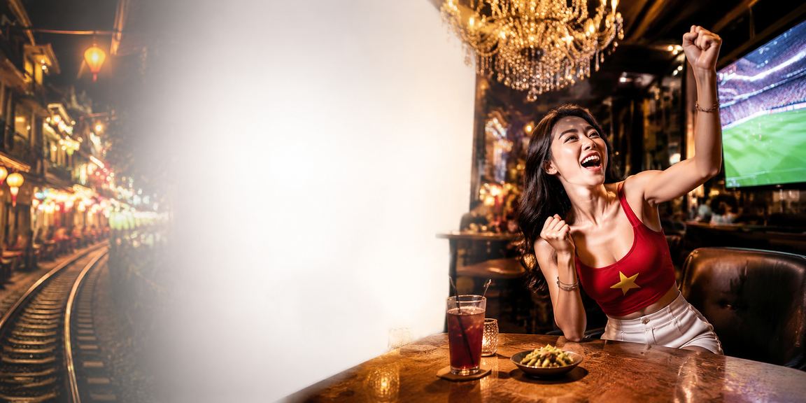 Người dùng Hà Nội xem kèo thể thao tại quán cà phê buổi sáng
